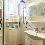 公寓 Stunning In With Kitchen