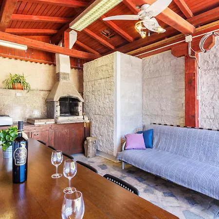 1 Bedroom Gorgeous In Pula