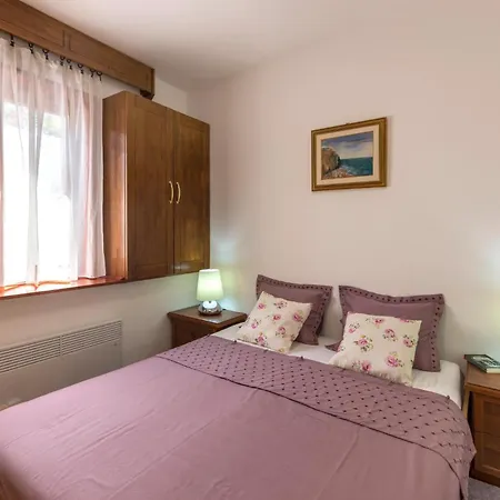 1 Bedroom Gorgeous In Apartamento Pula