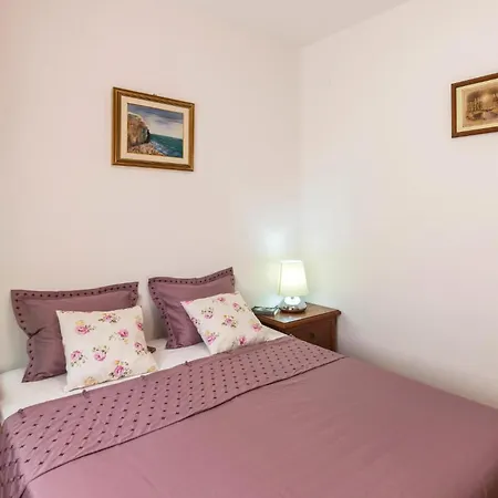 1 Bedroom Gorgeous In Apartamento Pula