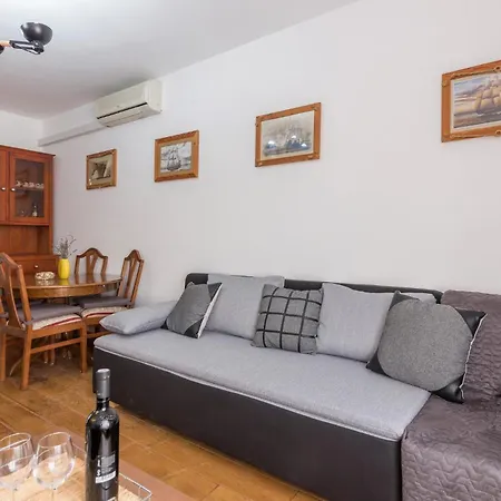 1 Bedroom Gorgeous In Apartamento Pula