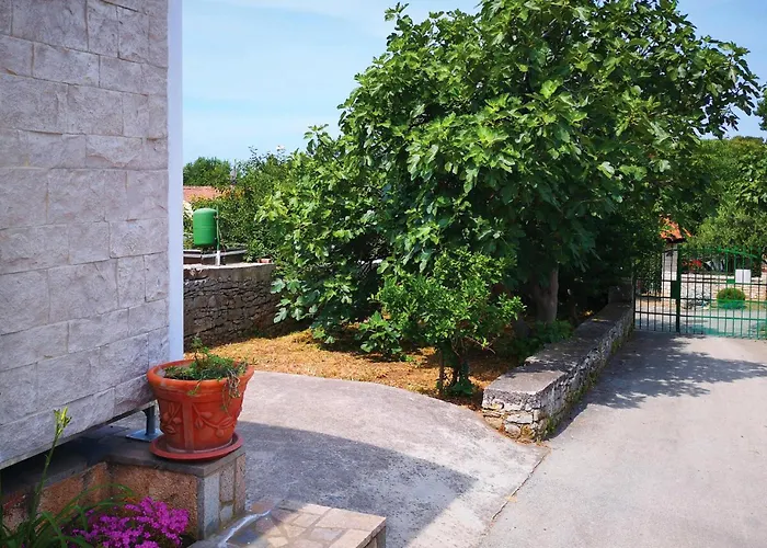 Appartement Stunning In With Kitchen Pula